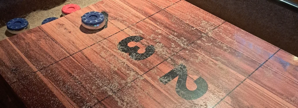 Table de shuffleboard dans un bar à Göteborg activité intérieure en hiver